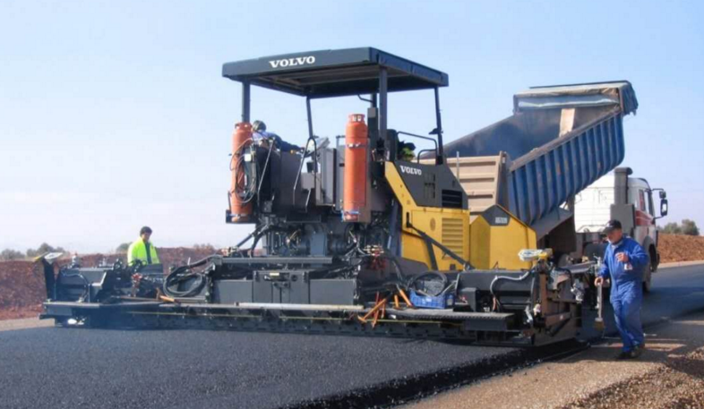 冷再生機(jī)現(xiàn)場(chǎng)瀝青路面冷再生機(jī)特點(diǎn)